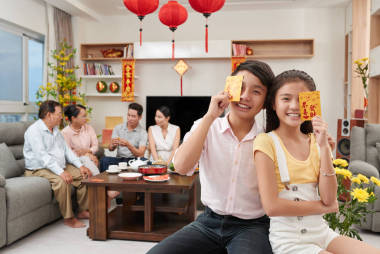 孩子顯示黃色信