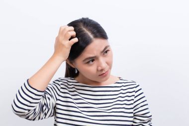 撓她的頭的女人