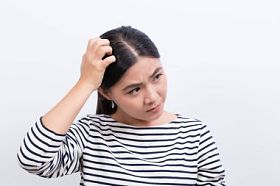 挠她的头的女人