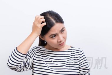 撓她的頭的女人