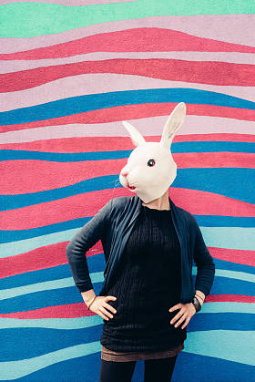 女人穿着兔子面具