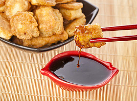 油炸的豆腐，酱油产品照片
