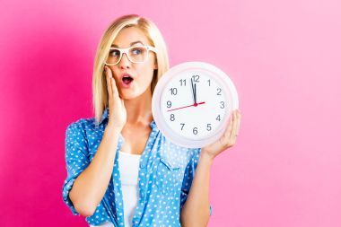 女人抱著時鐘，顯示近 12照片