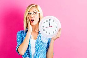 女人抱着时钟，显示近 12照片