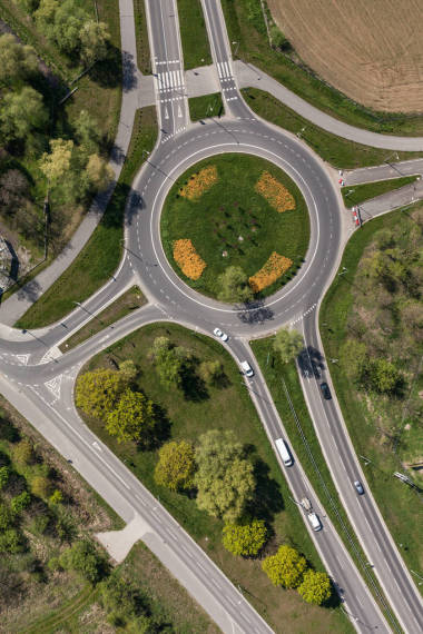 回旋在城市鳥瞰圖