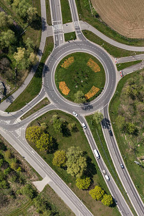 回旋在城市鸟瞰图