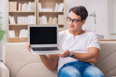 工作坐在沙發(fā)上沙發(fā)上的男人