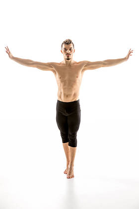 构成的年轻舞者