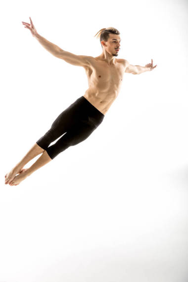 跳舞的年輕人圖片