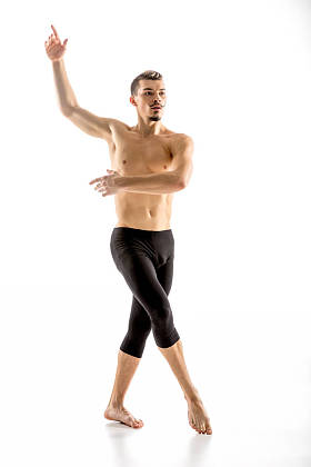 跳舞的年轻人图片