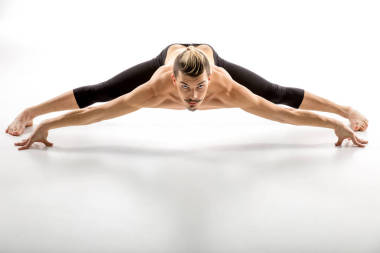 健壯的男人擺姿勢 