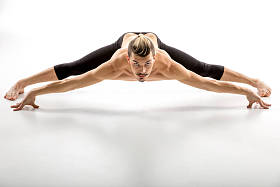 健壮的男人摆姿势 