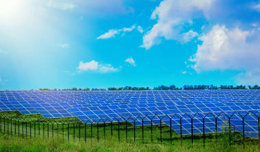 在字段中的太陽能電站圖片