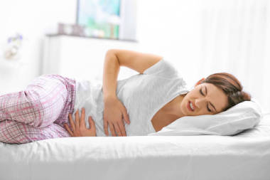 年轻女子的痛苦图片