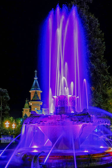 蓝色照明的喷泉广场歌剧在布加勒斯特 1