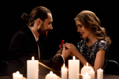 男人向女人求婚  