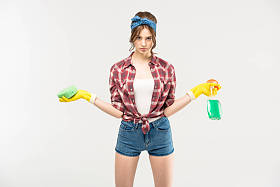 用海绵和喷雾瓶的女人
