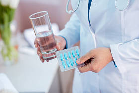 医生控股药片和水