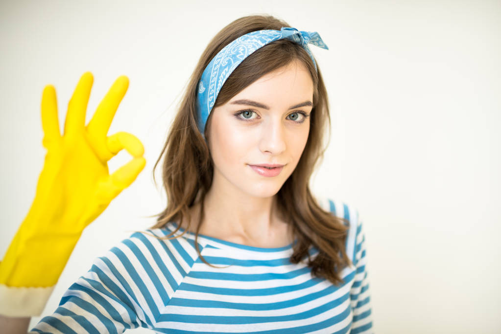 女人显示 ok 手势图片