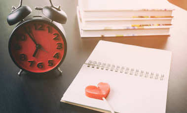 與紅色時鐘早上概念心情人節(jié)日記