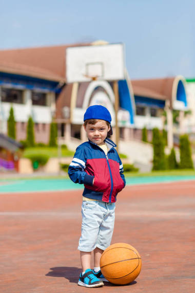 打籃球的小男孩