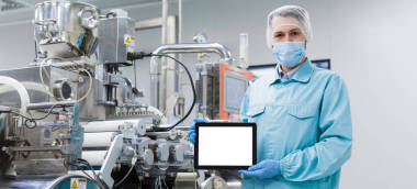 科學家在鋼機旁邊舉行空平板電腦