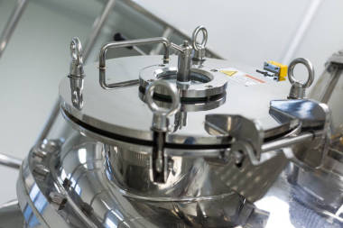 大的鋼制儲(chǔ)罐的壓縮車