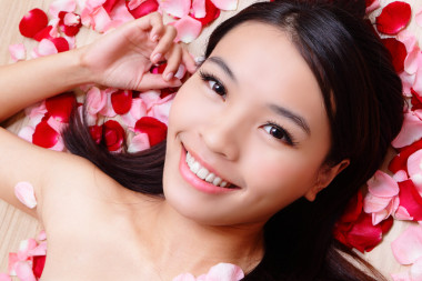 亞洲美少女微笑與玫瑰圖片