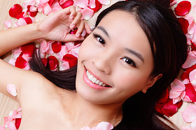 亚洲美少女微笑与玫瑰图片
