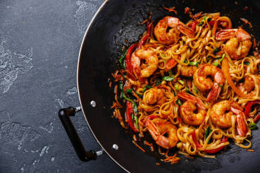 在炒鍋中蝦面圖片