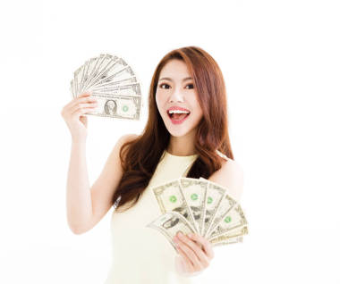 快樂(lè)的年輕女人拿錢(qián)圖片