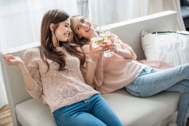 妇女用酒欢呼图片