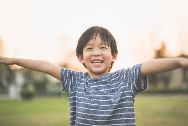 亞洲兒童玩試驗飛行員 圖片