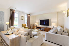 有沙发和电视休闲区图片