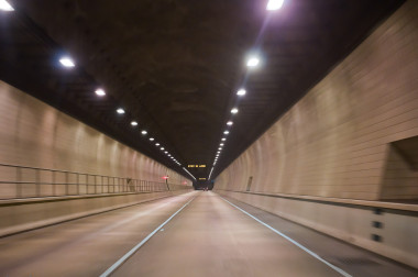 開車穿過隧道