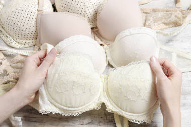 女人選擇胸罩