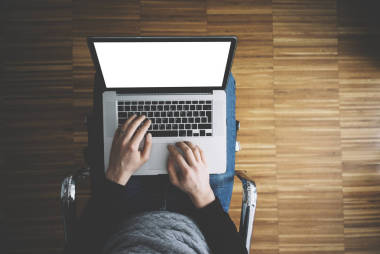 他的笔记本上工作的生意人 图片