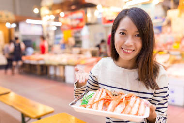 女人抱著雪蟹包