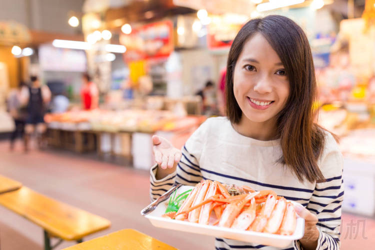 女人抱著雪蟹包