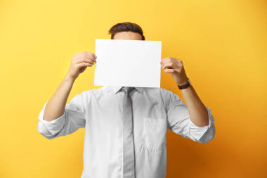 年轻人与纸合影图片