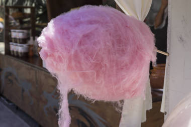 在一根木棍上的棉花糖照片