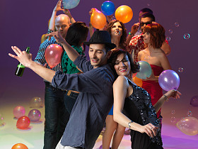 年轻舞蹈和开心图片