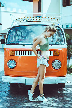 时髦女人放松户外