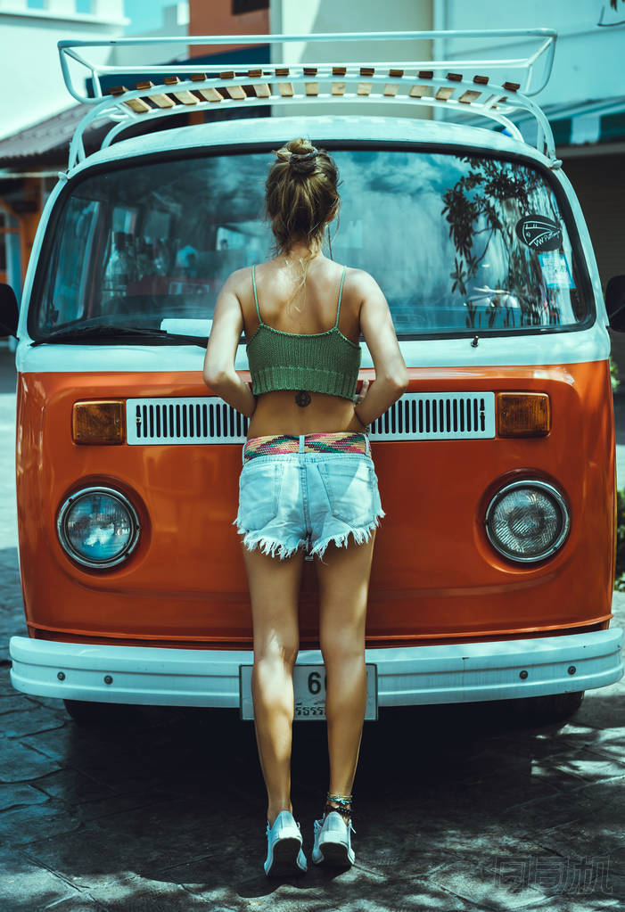 時髦女人放松戶外圖片