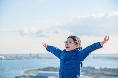 男孩在山上感覺幸福圖片