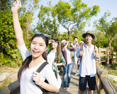 快樂(lè)的青年組一起徒步穿過(guò)森林