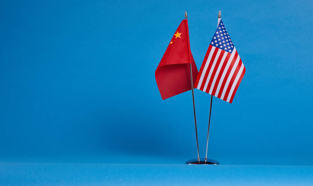 蓝色背景上的两个标志图片