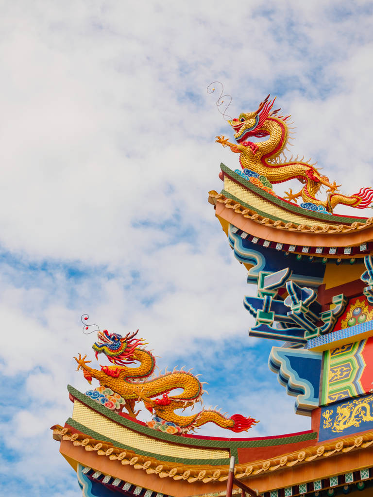 龙雕塑上屋顶与美丽的颜色 龙雕塑上屋顶与美丽的颜色