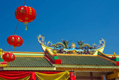 在蓝色天空背景下的中国红纸灯笼 