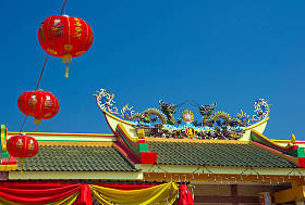 在蓝色天空背景下的中国红纸灯笼 